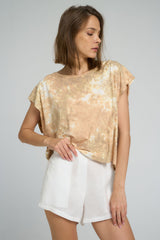 Round neckline detail on cropped cotton tee