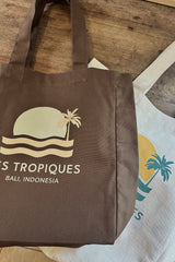 Les Tropiques tote bag collection in white and brown, designed for travel and everyday use