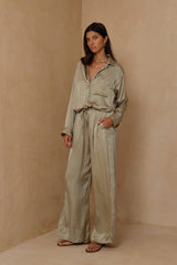Wide leg satin pants with pockets perfect for nice lunches and dinners.