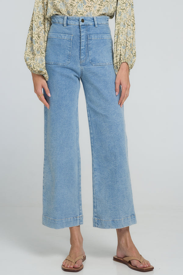 Close-up of Molly Jean’s high-rise waist and 7/8 length.