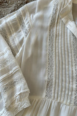 detail photo of lace trim sleeves