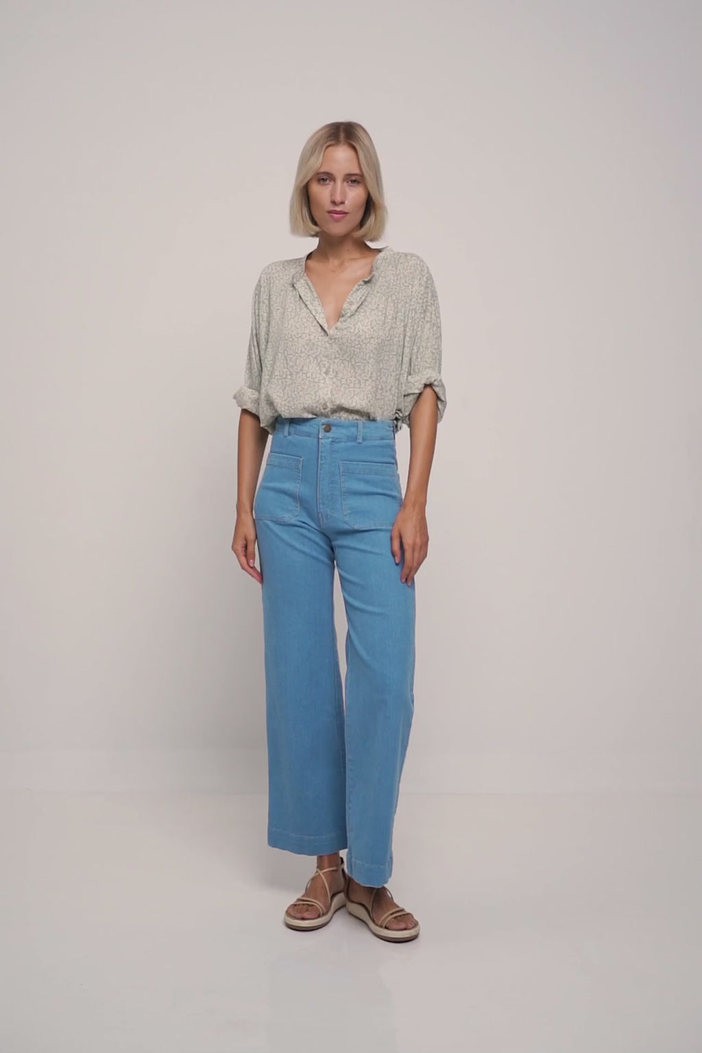 A model wearing light blue high rise jeans by Lilya